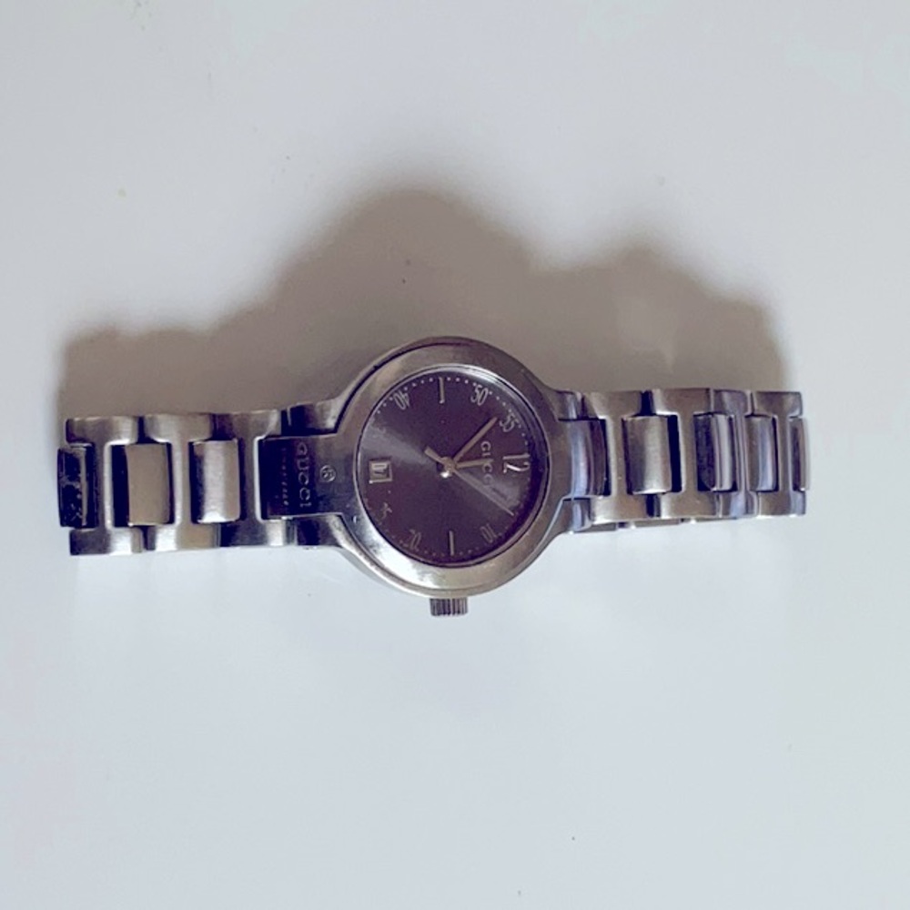 GUCCI 2000s women’s Watch. Dark brushed metallic look, face is a dark grey.